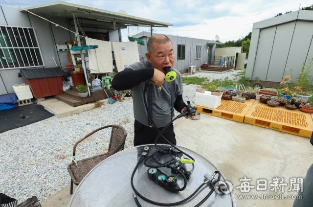 2022년 발생한 울진 산불 피해 지역을 찾은 지난 14일 이재민 임시거주시설에서 육한태(62) 씨가 잠수 관련 장비를 설명하고 있다. 육 씨는 산불로 당시 억대의 산업잠수 관련 장비가 불에 타 산업잠수사 생업에 복귀를 하지 못하고 있는 실정이다. 안성완 기자 asw0727@imaeil.com