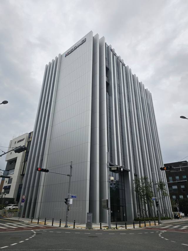 2일 대구수성알파시티 내 엔젤게임즈 사옥. 지하주차장 출입이 제한돼 있고 입구도 굳게 잠긴 상태다. 정우태 기자