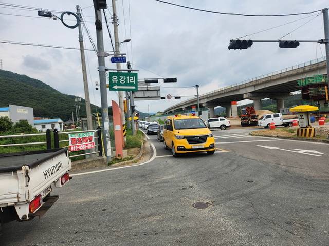 ▲ 2일 오전 경북 포항시 남구 유강리 가스 누출 사고 현장에서 도로 통제가 이뤄지자 차량들이 우회하지 못한 채 정체를 빚고 있다.서의수 기자