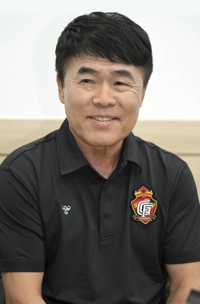 이흥실 경남FC 대표이사가 2일 창원축구센터에서 구단 운영에 대한 계획을 밝히고 있다./성승건 기자/