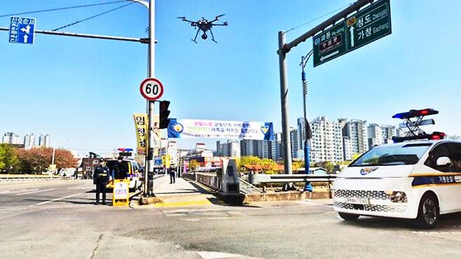 드론교통 단속 중인 대구경찰청 AI 드론 운영팀과 기동순찰대