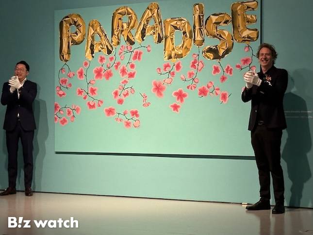 1일 오전 파라다이스시티 ‘파라다이스 아트 스페이스’에서 최종환 파라다이스 대표(왼쪽)와 뉴욕 팝아트 작가 조엘 메슬러(오른쪽)가 ‘꽃이 피어난 파라다이스(Paradise with Blossoms)’ 작품을 최초로 공개했다. / 사진=정혜인 기자 hij@