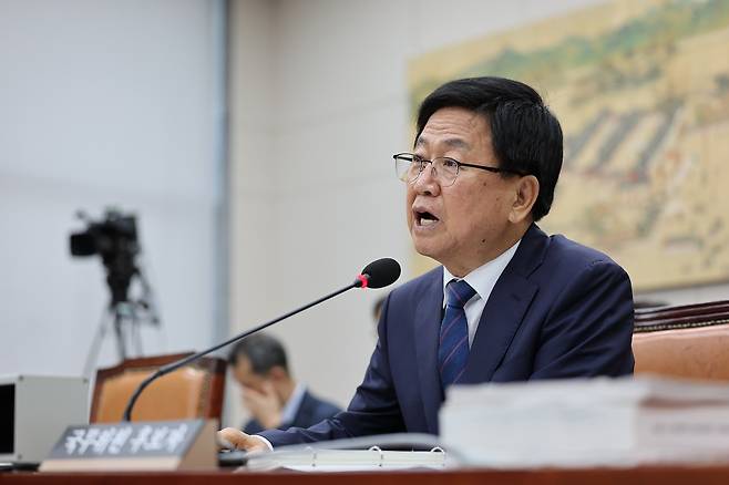 최교진 사회부총리 겸 교육부 장관 후보자가 오늘(2일) 서울 여의도 국회 교육위원회에서 열린 인사청문회에서 답변을 하고 있다. (출처 : 뉴스1)