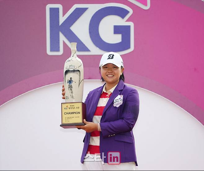신다인이 KG 레이디스 오픈 우승 뒤 환하게 웃으며 트로피를 들어 올리고 있다. (사진=이데일리 골프in 조원범 기자)