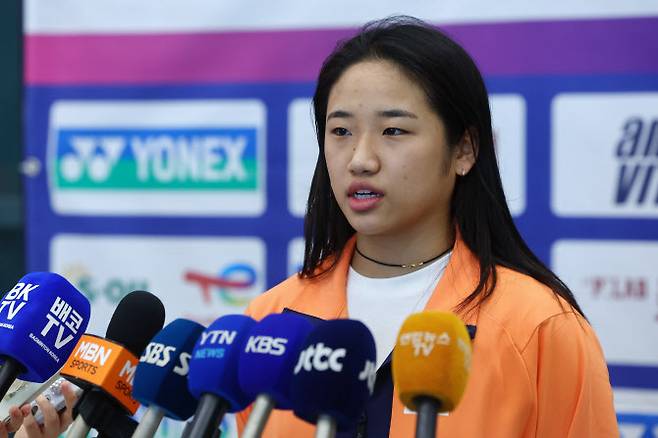 프랑스 파리에서 열린 2025 세계개인선수권대회를 마친 배드민턴 대표팀 안세영이 2일 인천국제공항 제1여객터미널을 통해 귀국하며 취재진에 소감을 밝히고 있다. 사진=연합뉴스