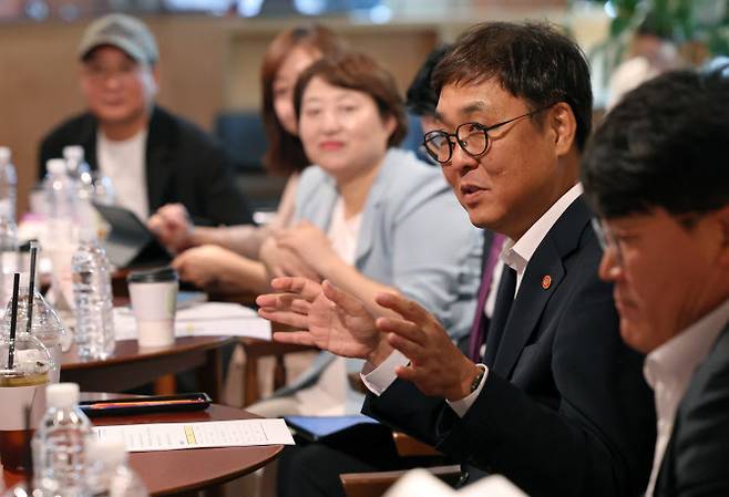 최휘영 문화체육관광부 장관이 2일 서울 종로구 예술가의 집에서 공연예술 분야 현장예술인을 만나 간담회를 갖고 공연예술계 현장 의견을 수렴하고 있다. (사진=문체부 제공).