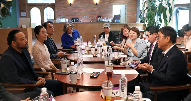 최휘영 문화체육관광부 장관이 2일 서울 종로구 예술가의 집에서 공연예술 분야 현장예술인을 만나 간담회를 갖고 공연예술계 현장 의견을 수렴하고 있다. (사진=문체부 제공).