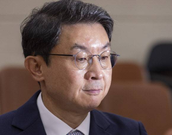 인사청문회에서 의원 질의듣는 이억원 금융위원장 후보자. (사진=연합뉴스)