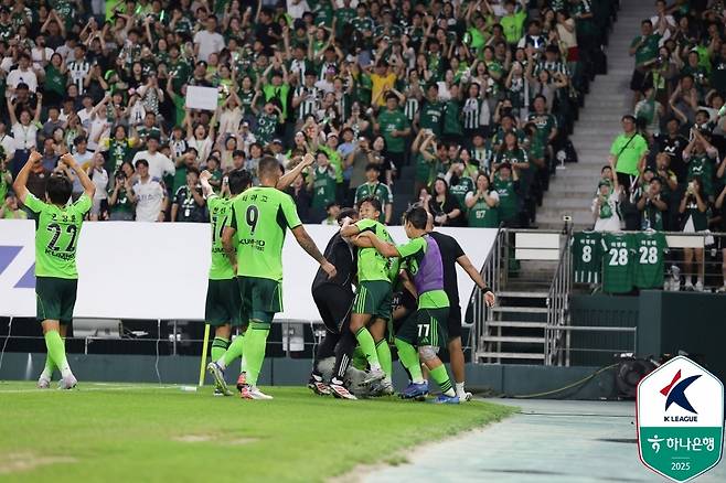 지난해 강등 직전까지 추락했던 전북은 올 시즌 '더블'을 노리고 있다. (한국프로축구연맹 제공)