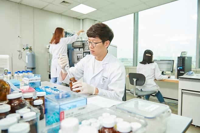 한미약품 연구원이 후보물질 품질 연구를 하고 있다.(한미약품 제공)/뉴스1