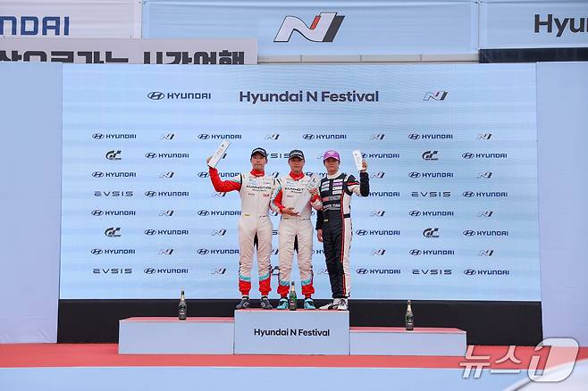 지난달 31일 강원 인제 스피디움에서 열린 '현대 N 페스티벌' eN1클래스 2라운드에서 금호 SL모터스포츠팀 소속 이창욱 선수(가운데)와 노동기 선수(왼쪽)가 1·2위에 오른 뒤 기념 사진을 촬영한 모습(금호타이어 제공). 2025.08.31.