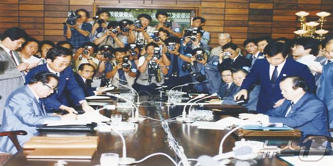 1990년 9월 5일 서울 인터콘티넨탈 호텔에서 진행된 제1차 남북고위급회담. 남측 대표로는 강영훈 국무총리, 정원식 교육부 장관, 이홍구 통일원장관, 장세동 안기부 차장이, 북측 대표로는 연형묵 내각총리, 김달현 부총리, 허담 조국평화통일위원회 위원장, 김용순 당 대남담당 비서 등이 배석했다.