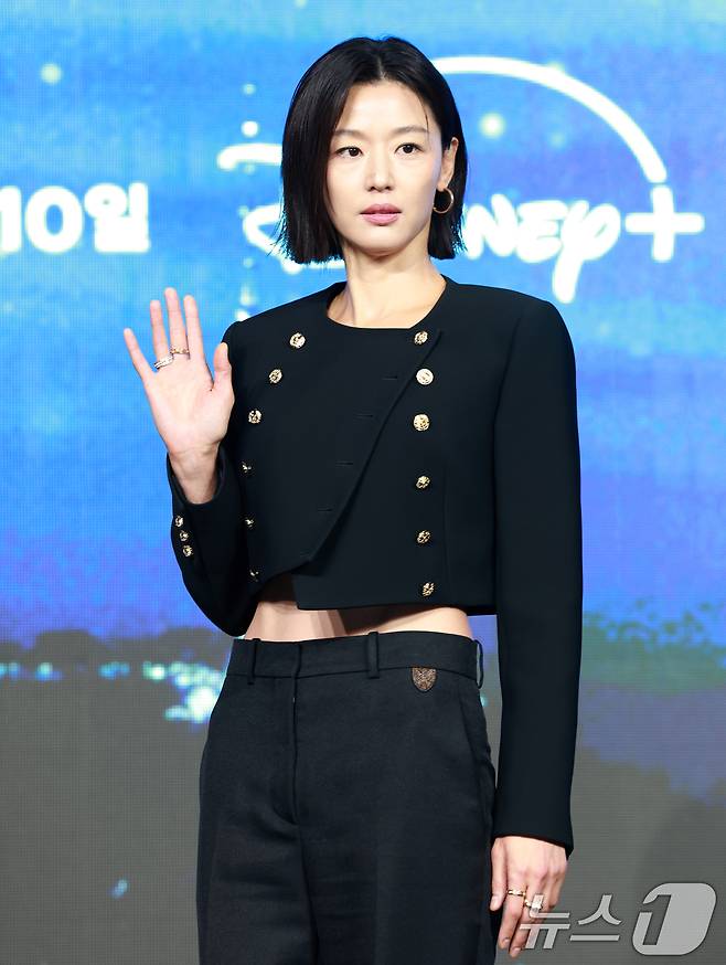 배우 전지현이 2일 오전 서울 종로구 포시즌스 호텔에서 열린 디즈니 플러스 오리지널 시리즈 '북극성' 제작발표회에 참석해 포즈를 취하고 있다. '북극성'은 유엔대사로서 국제적 명성을 쌓아온 문주(전지현 분)가 대통령 후보 피격 사건의 배후를 쫓는 가운데, 그녀를 지켜야만 하는 국적 불명의 특수요원 산호(강동원 분)와 함께 한반도를 위협하는 거대한 진실을 마주하는 이야기를 그린 드라마다. 2025.9.2/뉴스1 ⓒ News1 권현진 기자