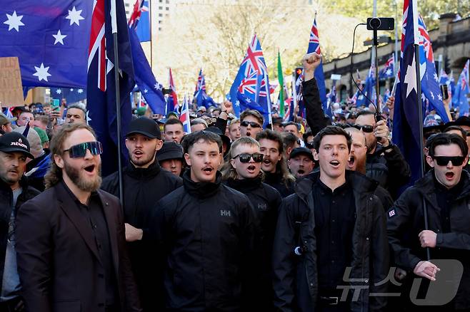 8월 31일(현지시간) 호주 시드니에서 열린 반(反)이민 집회 '오스트레일리아를 위한 행진'(March for Australia)에서 시위대가 호주 국기를 들고 행진하고 있다. 2025.08.31. ⓒ 로이터=뉴스1 ⓒ News1 윤다정 기자