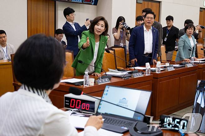 나경원 의원 등 국민의힘 의원들이 2일 서울 여의도 국회에서 열린 제429회 국회(정기회) 법제사법위원회 제1차 전체회의에서 추미애 법사위원장의 의사진행에 항의하고 있다. 2025.9.2/뉴스1 ⓒ News1 유승관 기자