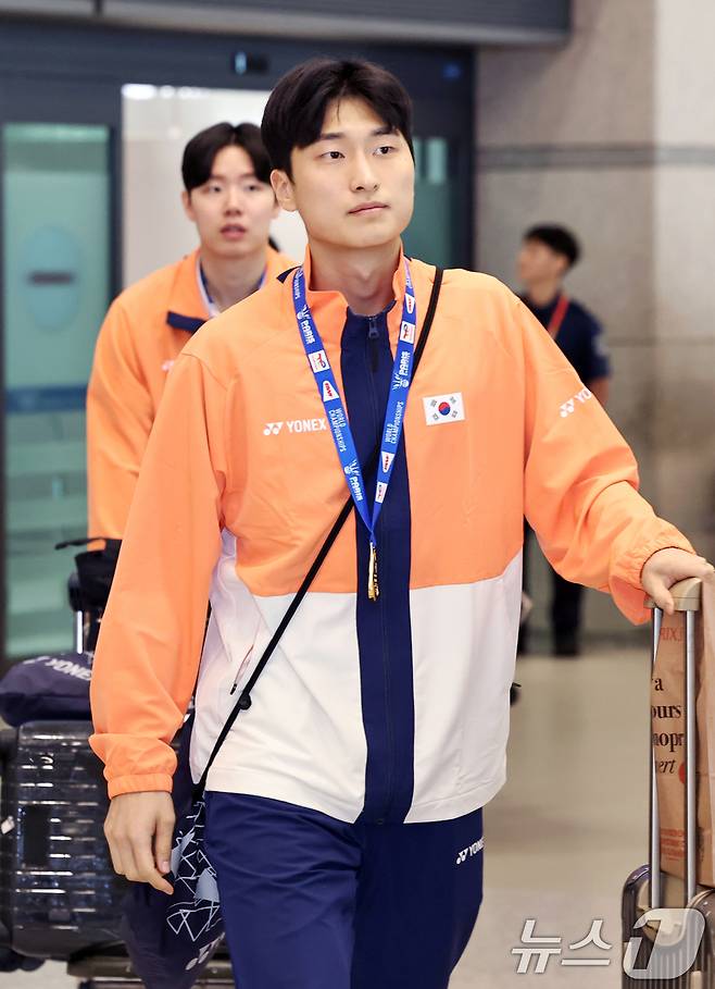 배드민턴 세계선수권 남자 복식 정상에 오른 김원호가 2일 오후 인천국제공항을 통해 귀국하고 있다. 2025.9.2/뉴스1 ⓒ News1 민경석 기자