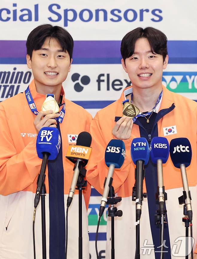 (서울=뉴스1) 민경석 기자 = 배드민턴 세계선수권 남자 복식 정상에 오른 서승재와 김원호가 2일 오후 인천국제공항을 통해 귀국해 금메달을 들어보이고 있다. 2025.9.2/뉴스1 ⓒ News1 민경석 기자