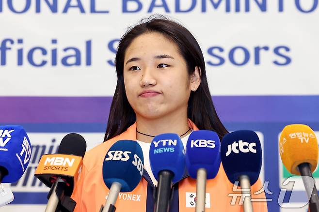 '셔틀콕 여제' 안세영이 2일 오후 인천국제공항을 통해 귀국해 소감을 밝히고 있다. 2025.9.2/뉴스1 ⓒ News1 민경석 기자