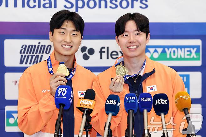 배드민턴 세계선수권 남자 복식 정상에 오른 서승재와 김원호가 2일 오후 인천국제공항을 통해 귀국해 금메달을 들어보이고 있다. 2025.9.2/뉴스1 ⓒ News1 민경석 기자