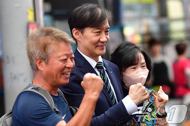 조국 조국혁신당 혁신정책연구원장이 2일 오후 경북 포항시 죽도시장에서 지지자들과 인사를 나누고 있다. 2025.9.2/뉴스1 ⓒ News1 최창호 기자