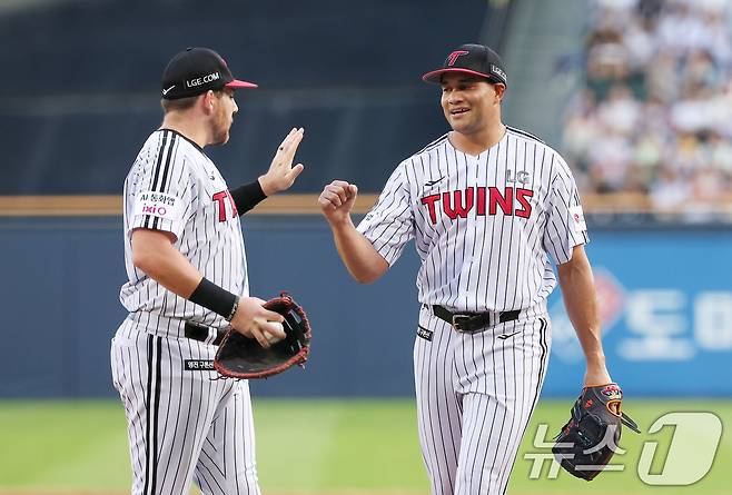 LG 트윈스 외국인 투수 요니 치리노스(오른쪽)와 외국인 타자 오스틴 딘. 2025.8.21/뉴스1 ⓒ News1 김성진 기자