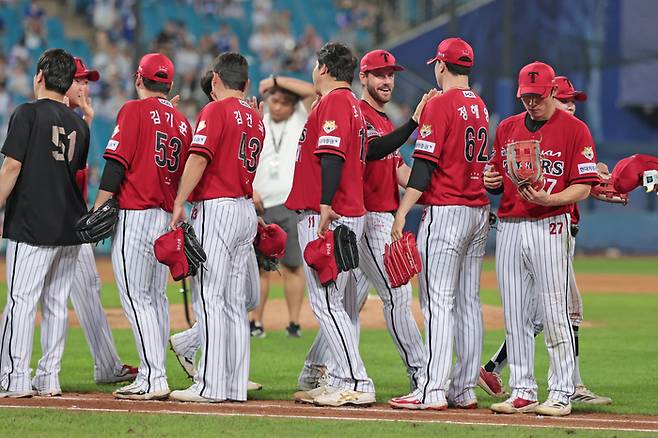 KIA 선수단이 대구삼성라이온즈파크에서 열린 2025 KBO리그 정규시즌 삼성전 승리 후 하이파이브를 하고 있다. 사진 | KIA 타이거즈