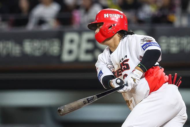 KIA 김선빈이 안타를 친 뒤 1루로 뛰려 하고 있다. 사진 | KIA 타이거즈