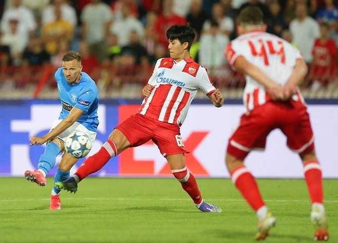 츠르베나 즈베즈다의 설영우.  사진 | EPA연합뉴스