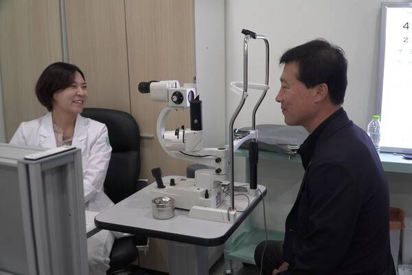 대한체육회 김택수 선수촌장이 안과 검진을 받고 있는 모습. /사진=대한체육회