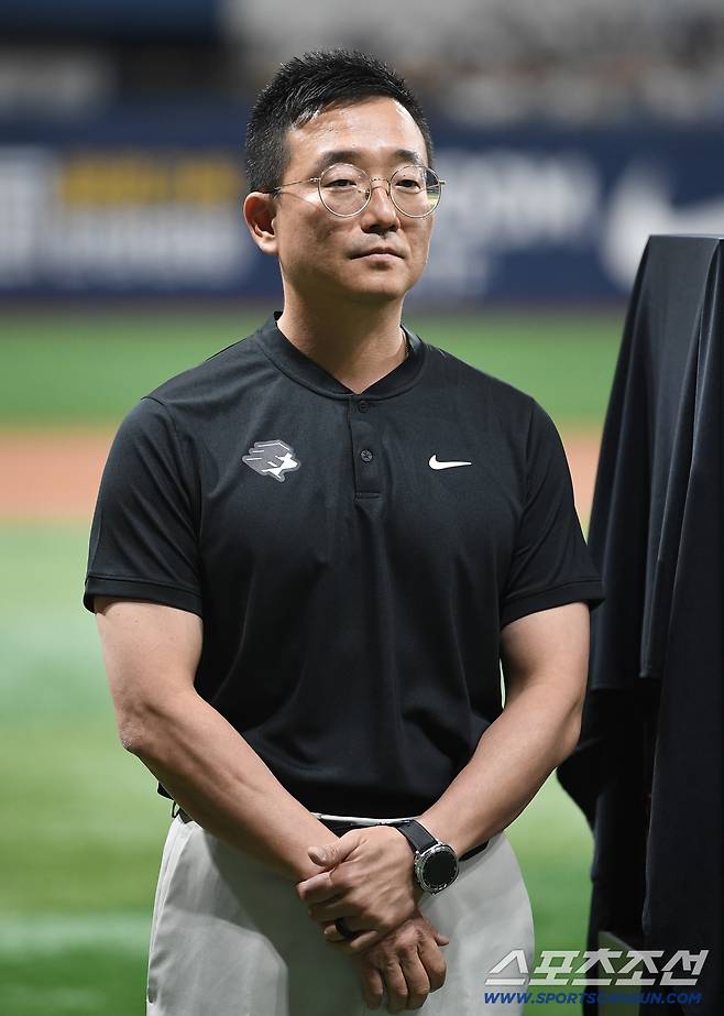 3일 서울 고척스카이돔에서 열린 롯데-키움전. 경기 전 키움 송성문의 KBO리그 최다 연속 도루 신기록(34개) 달성 시상식에 나온 허승필 단장 고척=정재근 기자 cjg@sportschosun.com/2025.8.3/