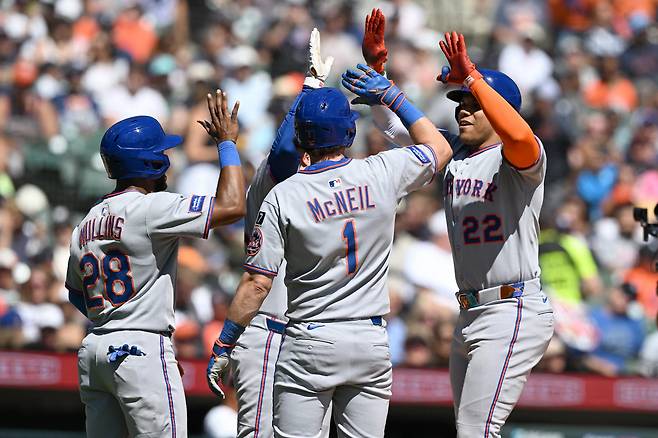 소토가 4회초 우중간 그랜드슬램을 터뜨리고 홈을 밟은 뒤 먼저 들어온 동료들과 하아파이브를 하고 있다.  

Imagn Images연합뉴스