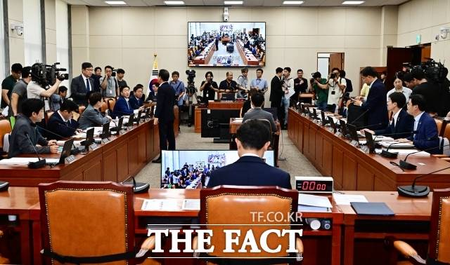 이날 청문회 초반 여야는 금융위 존폐 논란을 놓고 공방을 벌였다. 전날 당정 협의에서 금융정책 기능을 기획재정부로 이관하고 금융위 해체를 추진한다는 보도가 나오면서다. /국회=배정한 기자