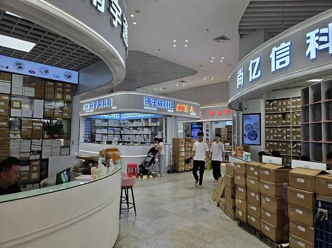 지난달 18일 기자가 방문한 선전시 푸톈구 화창베이 전자상가 내부 상점 모습. 최근 리뉴얼해 내부 수리를 마쳤다. 사진 박준이 기자.