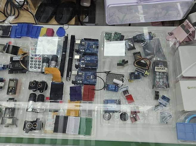 지난달 18일 기자가 방문한 선전시 푸톈구 화창베이 전자상가. 상가에 입점한 모듈 전문 판매 업체의 모습. 사진 박준이 기자.