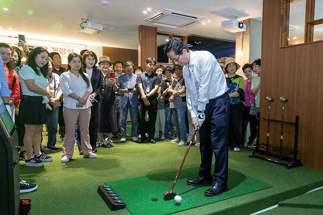 영등포구는 올 연말까지 실내스크린파크골프장 7곳의 문을 열 예정이다. 지난 6월 실내파크골프장 개장식에서 티샷을 준비 중인 최호권 영등포구청장. 영등포구 제공.