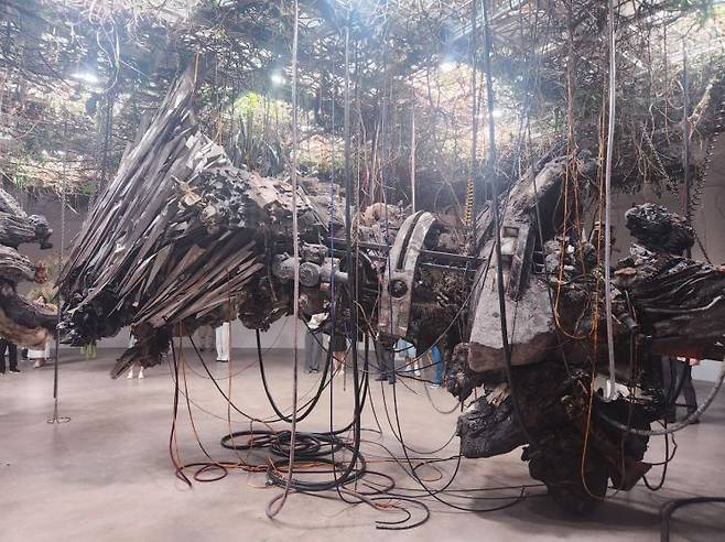 아트선재센터에서 열린 '아드리안 비야르 로하스: 적군의 언어' 설치 전경. 서믿음 기자