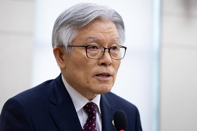 최동석 인사혁신처장이 지난 8월 27일 서울 여의도 국회에서 열린 제428회 국회(임시회) 행정안전위원회 제1차 전체회의에 출석해 인사말 및 2024회계연도 결산 제안설명을 하고 있다./뉴스1