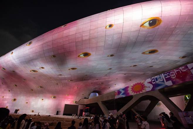 시시각각 색과 형태가 변하는 영상./박상훈 기자