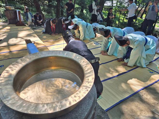 최근 극심한 가뭄을 겪고 있는 강원 강릉의 단비를 기원하는 기우제가 지난달 23일 오전 강릉시 인근지역인 평창군 대관령면 국사성황사에서 열리고 있다. /뉴스1