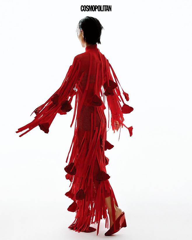 드레스, 슈즈 모두 Ferragamo. 귀고리 Hirotaka.