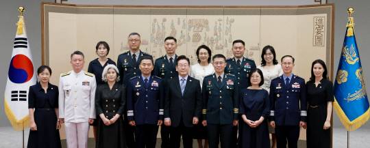 이재명 대통령이 2일 서울 용산 대통령실 청사에서 열린 대장 진급·보직 신고 및 삼정검 수치 수여식에서 진영승 합동참모의장 후보자(앞줄 왼쪽 네 번째) 등 대장 진급 장성 및 가족과 기념촬영을 하고 있다. 연합뉴스