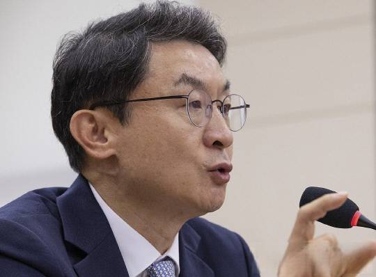 이억원 금융위원장 후보자가 2일 국회 정무위원회에서 열린 인사청문회에 출석해 의원 질의에 답하고 있다. 연합뉴스