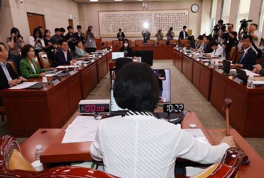 2일 서울 여의도 국회에서 검찰개혁 공청회 계획서 채택의 건 등을 심의, 의결하기 위해 열린 법제사법위원회 전체회의에서 추미애 위원장이 의사봉을 두드리고 있다.