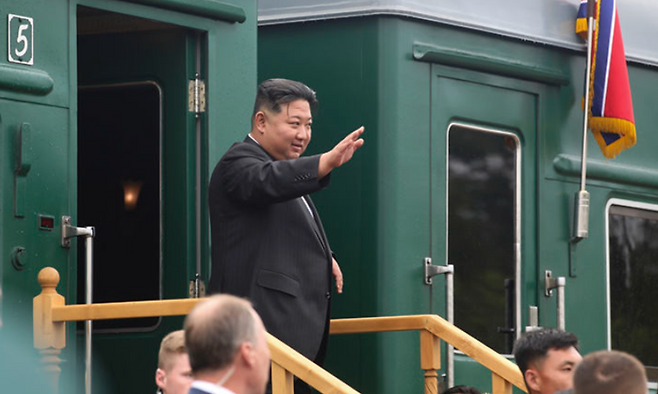 김정은 북한 국무위원장이 2023년 9월 17일 러시아 방문을 마치고 연해주 블라디보스토크에 있는 아르템 기차역에서 전용 열차를 타고 귀국 길에 오르며 손을 흔들고 있다. ⓒAP/뉴시스