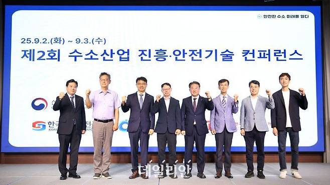 한국수소연합은 한국가스안전공사, 한국에너지기술평가원과 함께 2 노보텔 앰배서더 수원에서 ‘제2회 수소산업 진흥·안전기술 컨퍼런스’를 개최했다.ⓒ수소연합