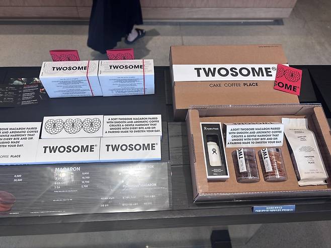 새로운 로고로 구성된 투썸2.0 상품. 황소영 기자 fangso@donga.com