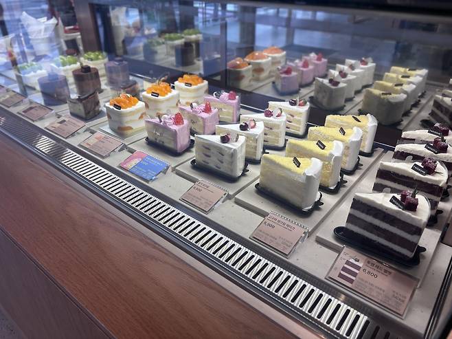 투썸2.0 매장에서 판매 중인 조각케이크.  황소영 기자 fangso@donga.com