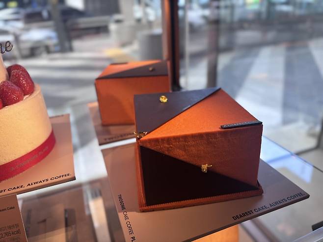 투썸 2.0 강남에서만 만나볼 수 있는 ‘마카다미아 가나슈 케이크. 황소영 기자 fangso@donga.com