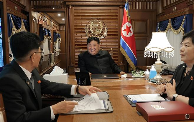 북한 노동당 기관지 노동신문은 2일 김정은 당 총비서가 중국 인민항일전쟁 및 세계반파쑈전쟁승리(전승절) 80주년 기념행사에 참석하기 위해 지난 1일 전용열차로 출발해 2일 새벽 국경을 통과했다고 보도했다. [국내에서만 사용가능. 재배포 금지. DB 금지. For Use Only in the Republic of Korea. Redistribution Prohibited] rodongphoto@news1.kr