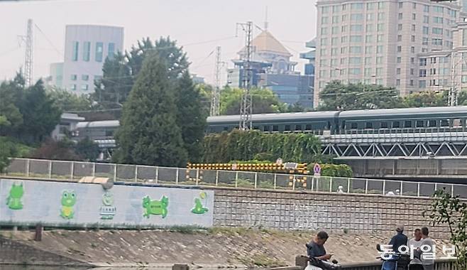 2일 김정은 북한 국무위원장 일행이 탄 것으로 추정되는 열차 ‘태양호’가 중국 베이징역으로 들어서고 있다. 베이징=김철중 특파원 tnf@donga.com